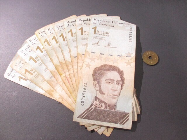 美品 ベネズエラ 現行 超インフレ最高額 100万ボリバル 10枚拍卖