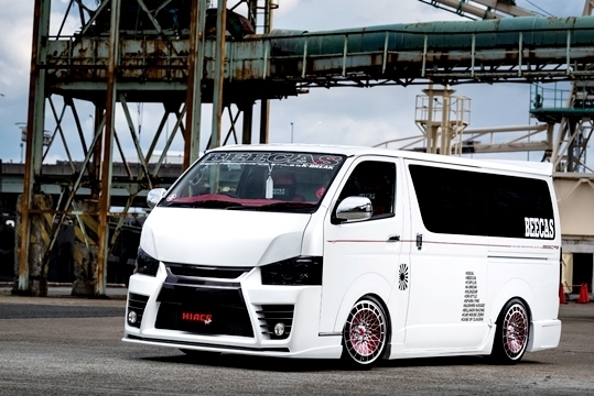 「Kブレイク/F200L」200系ハイエース(ナロー 5ドア/ロング)Ⅳ型用グリル一体式エアロ3点セット(専用反射レンズ&アルミネット付き)拍卖