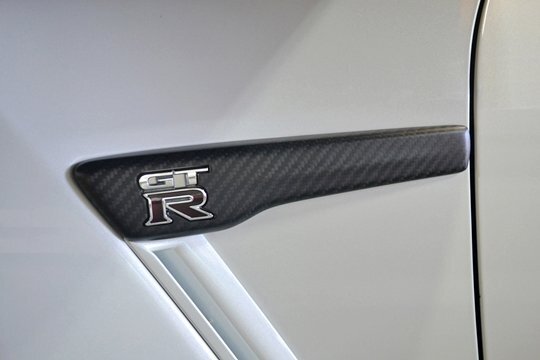 「RSW」GT-R(R35)MY17~用フェンダーエンブレムパネルx左右(綾織りブラックカーボン/ハーフグロス塗装仕上げ)拍卖