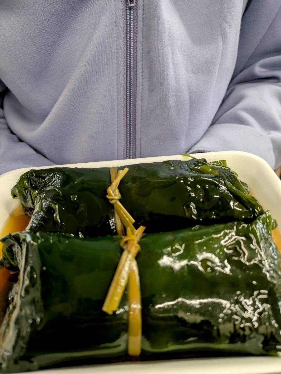 ★お家でご馳走・連休中大荒れでイベントことごとく中止・販売すると即、売り切れのおばちゃん特製・秋鮭の特大昆布巻き2本!拍卖