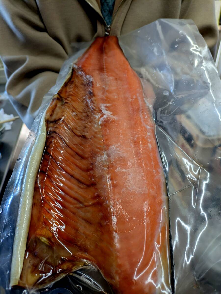 ★お家でご馳走・昨年の2割程度の水揚げ!越後、村上の塩引き鮭。1本ものは高くてとても出品出来なくなりました!拍卖