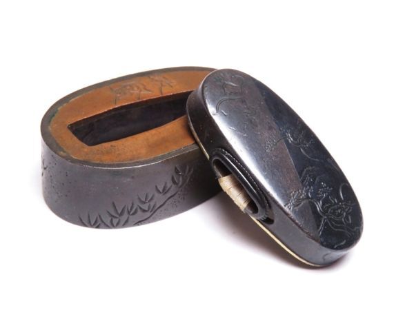 【12322】刀装具 江戸~明治 オリジナル 赤銅 四分一銀 かき分け 縁頭 在銘(初品・買取品)拍卖