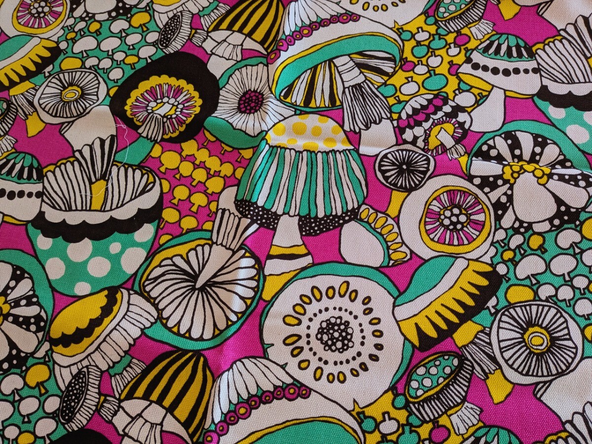 新品生地(原色大きなきのこ柄)コスモテキスタイル 。110cm100cm 北欧風モダン花柄拍卖