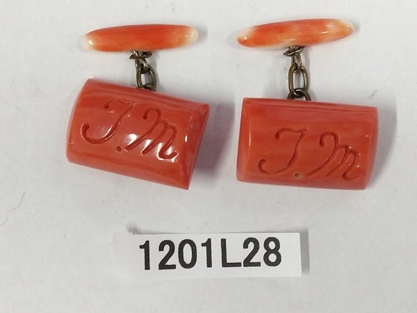 1201L28 本珊瑚 サンゴ カフスボタン 彫刻品 約8.9g拍卖