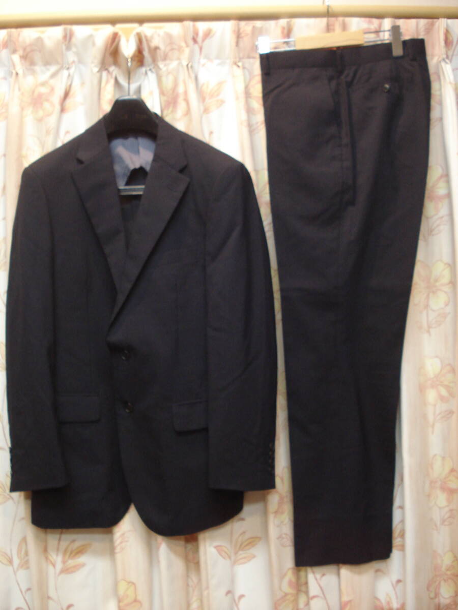 送料無料!美品!春・夏・秋もの!PREMIUM WASH!A7サイズ!ウェスト:86cm!濃紺色薄い同系統色ストライプ柄入り!定番シングルスーツ!拍卖