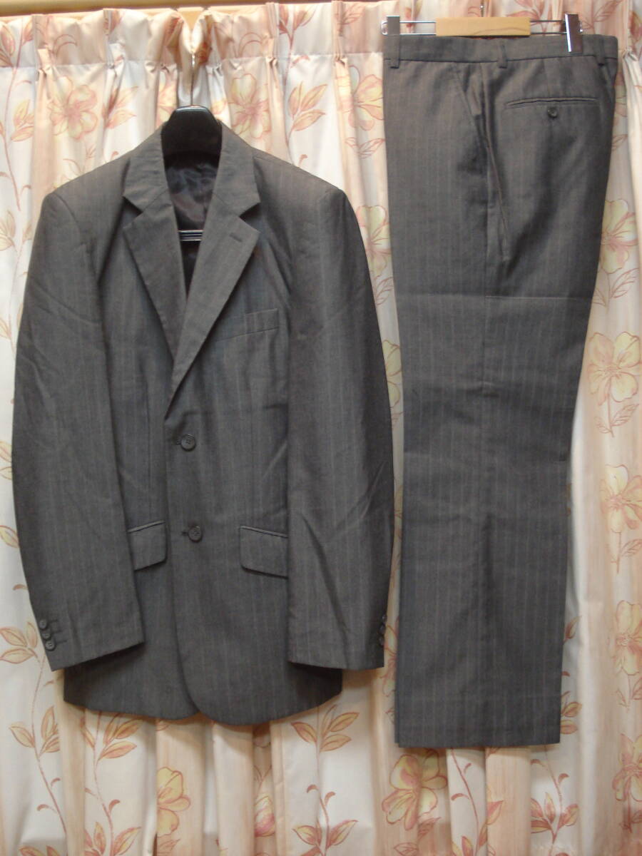 送料無料!美品! ★ 秋・冬・春もの!38/Mサイズ!ウェスト:87cm!ダークグレー薄いストライプ柄入り!高級シングルスーツ! ★拍卖