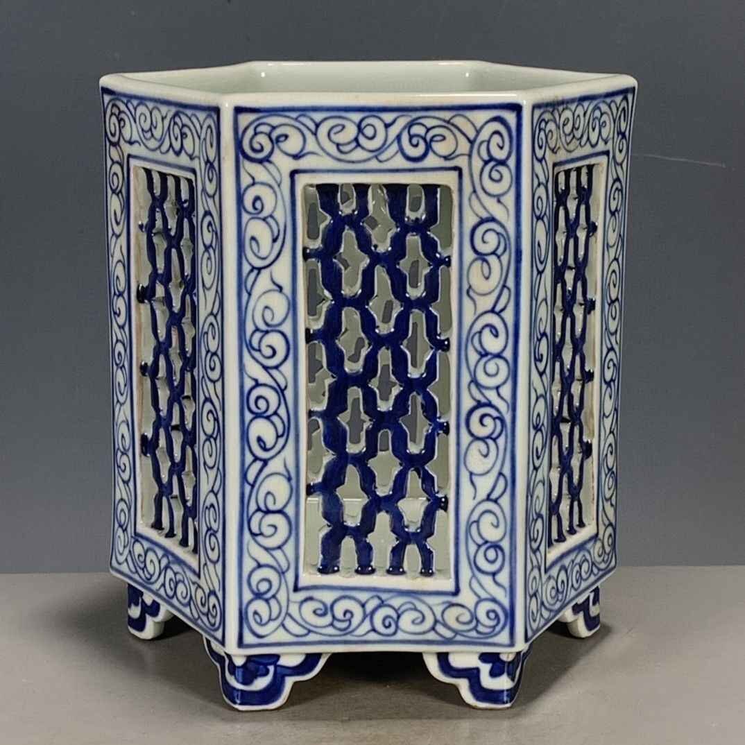 超美品! 青花透かし彫り六角形筆立 観賞 装飾 置物 賞物 中国陶磁 清 乾隆 中国美術 磁器拍卖