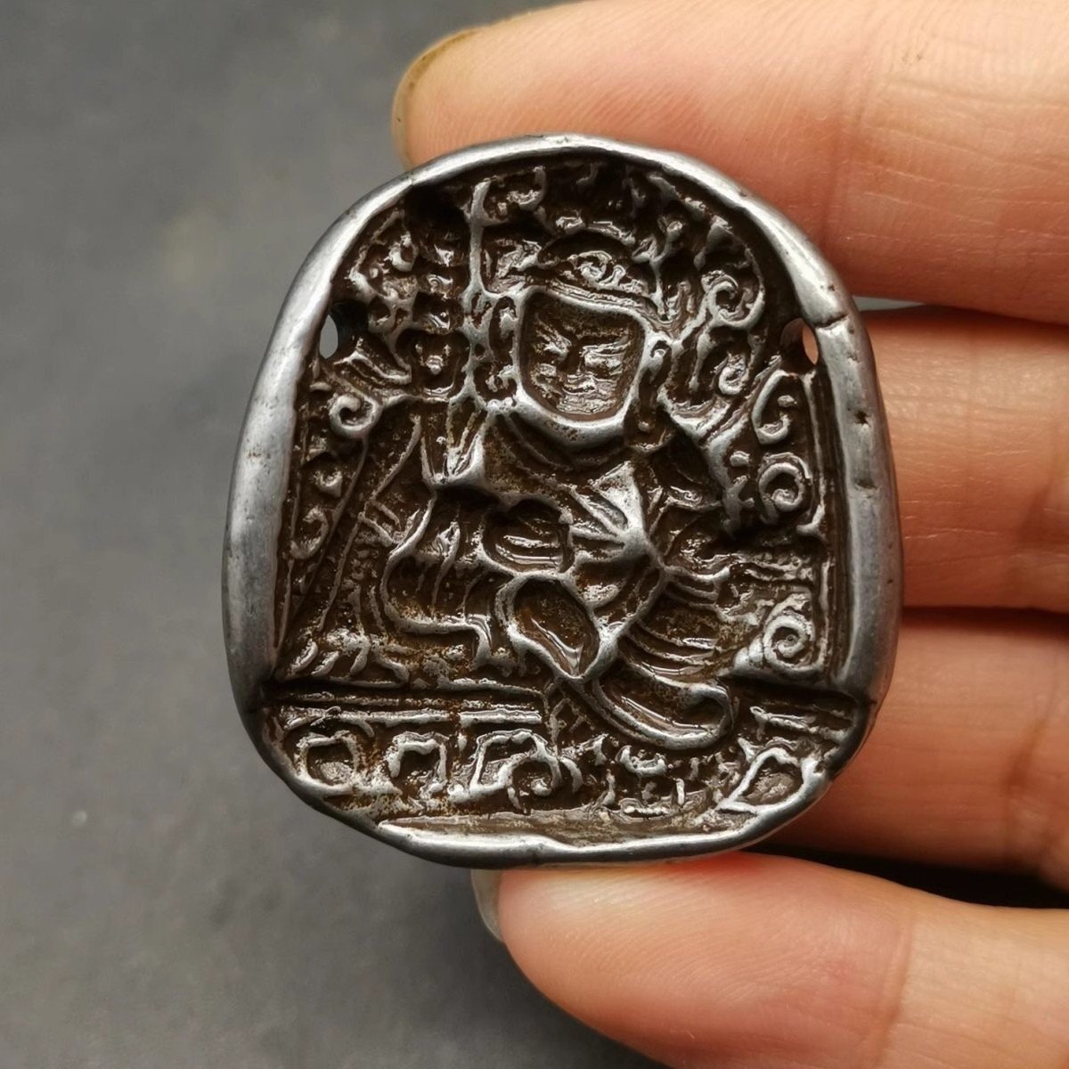 送料無料!中国 チベット 密教 刻 天鉄細工 チベット密教 蓮華生大師 ペンダント裝身具 護符 開運 風水 お守り 厄除け sux042拍卖