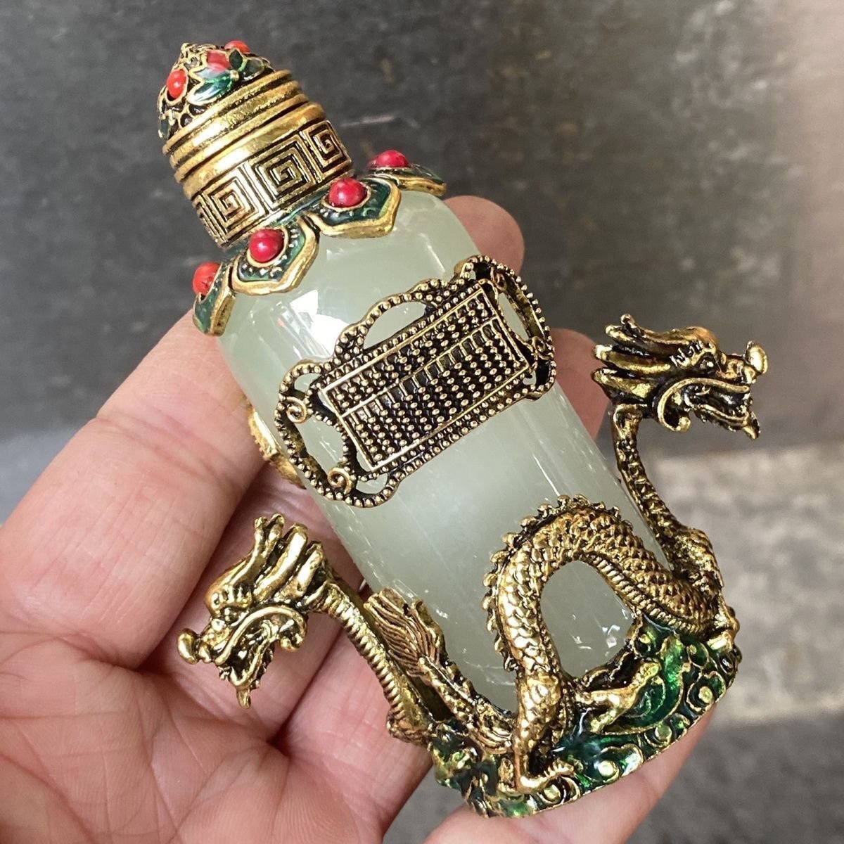 彫刻宝石景泰藍鼻煙壺 夜光 銅鼻煙壺 チベット鼻煙壺 中国工芸品 中国美術 置物 収蔵 コレクション 縁起物 ZH1829拍卖