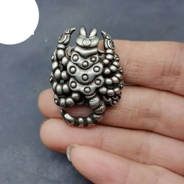 送料無料!中国 チベット 密教 式蓮師鉄 蓮師 サソリ 9頭 小つり 法器 ペンダント裝身具 護符 開運 風水 お守り 厄除けzhzx263拍卖