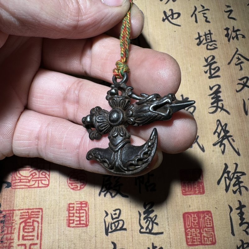 金剛杵 中国 チベット 密教 純鉄 天鉄 黒 天鉄金剛杵 寒鉄 十字金剛 竜頭杵斧 降魔杵 宝杵 法器 ペンダント 裝身具 護符開運dpp375拍卖