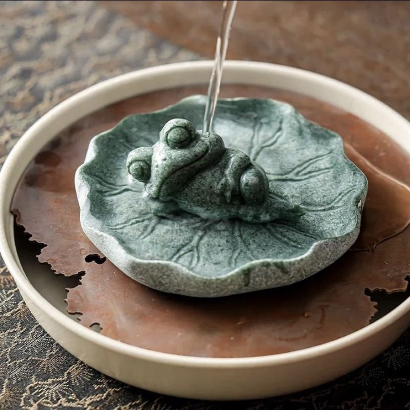 蛙 蓮の葉っぱ 茶道具のミニ置物 茶寵 インテリア 置物 鑑賞 装飾 青砂石製 禪意 簡易包装 1点のみ 自宅用 ZH1725拍卖