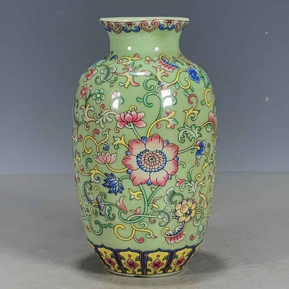 景徳鎮 緑釉粉彩絡枝花卉小賞瓶 卉図紋 賞瓶 ナメル彩纏枝蓮 清 乾隆年製 置物 磁器 置物拍卖