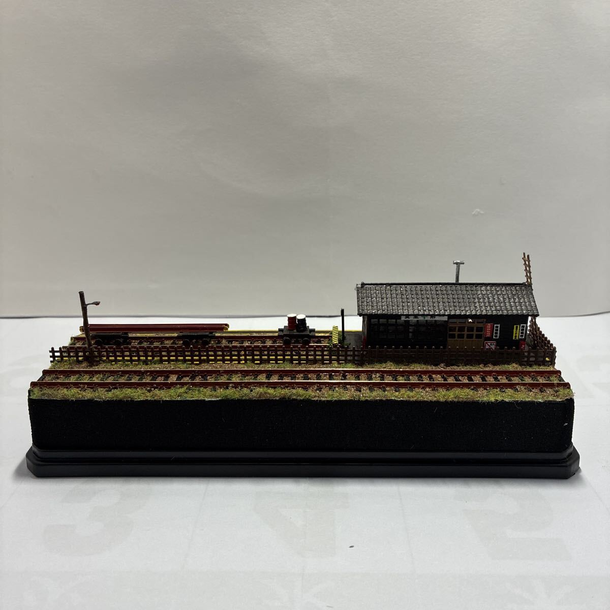 Nゲージ用ジオラマ展示ケース 木造詰所がある風景(外灯や詰所出入り口の常夜灯と室内点灯工作)運搬台車付きです。拍卖