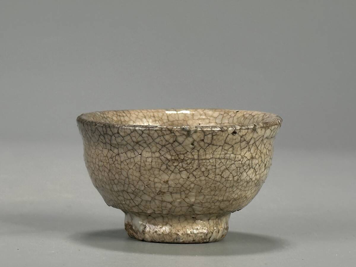 UN11-8 朝鮮古美術 李朝時代 李朝 白磁 貫入文 煎茶碗 茶杯 盃 時代物 古物保証 韓国美術 拍卖