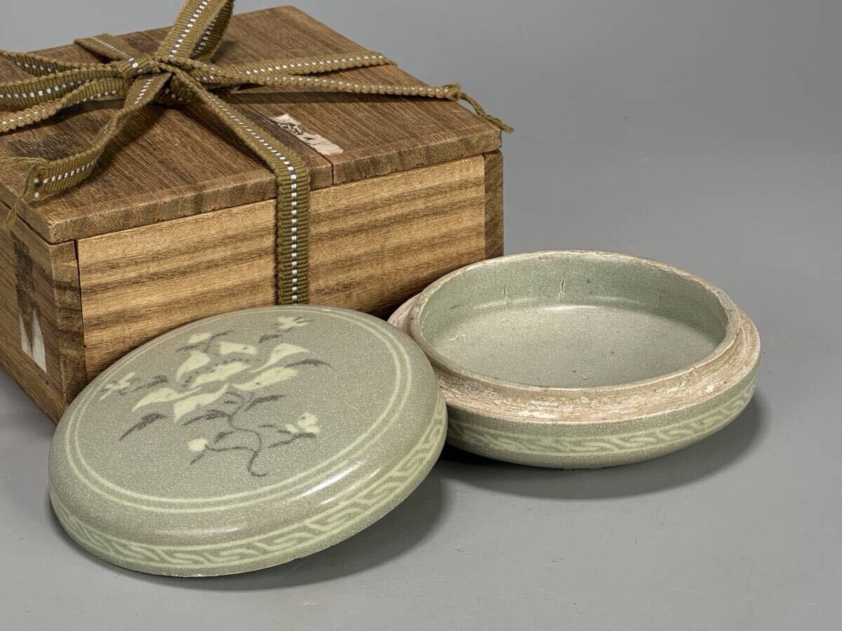 UN12S08 韓国美術 高麗〜李朝時代 青磁 黒白象嵌花卉文香合 香道具 時代 古物拍卖