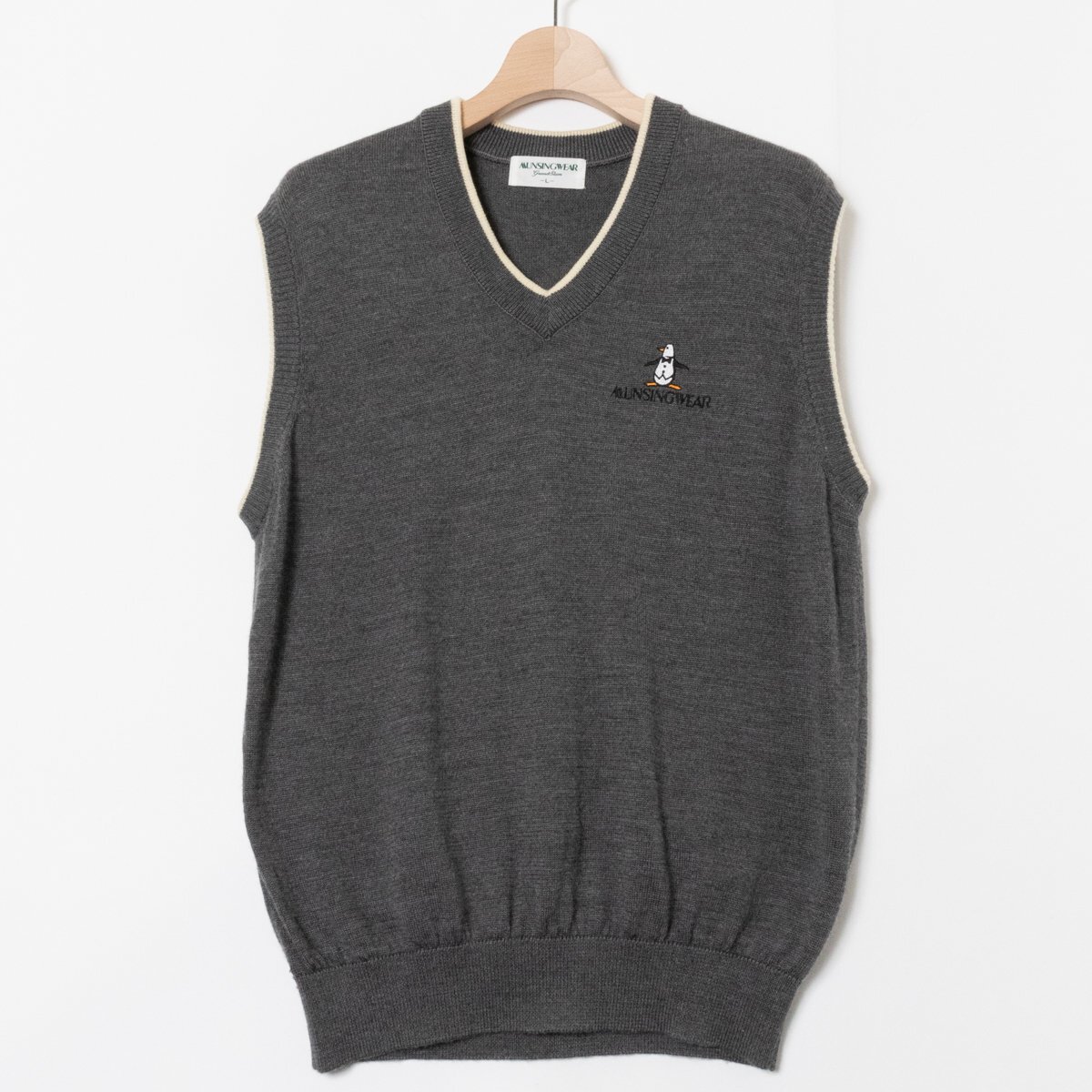 MUNSINGWEAR マンシングウェア Vネックニットベスト Lサイズ ウール100% スポーツ ゴルフ グレー ロゴ 刺繍 ペンギン 秋冬 紳士 メンズ拍卖