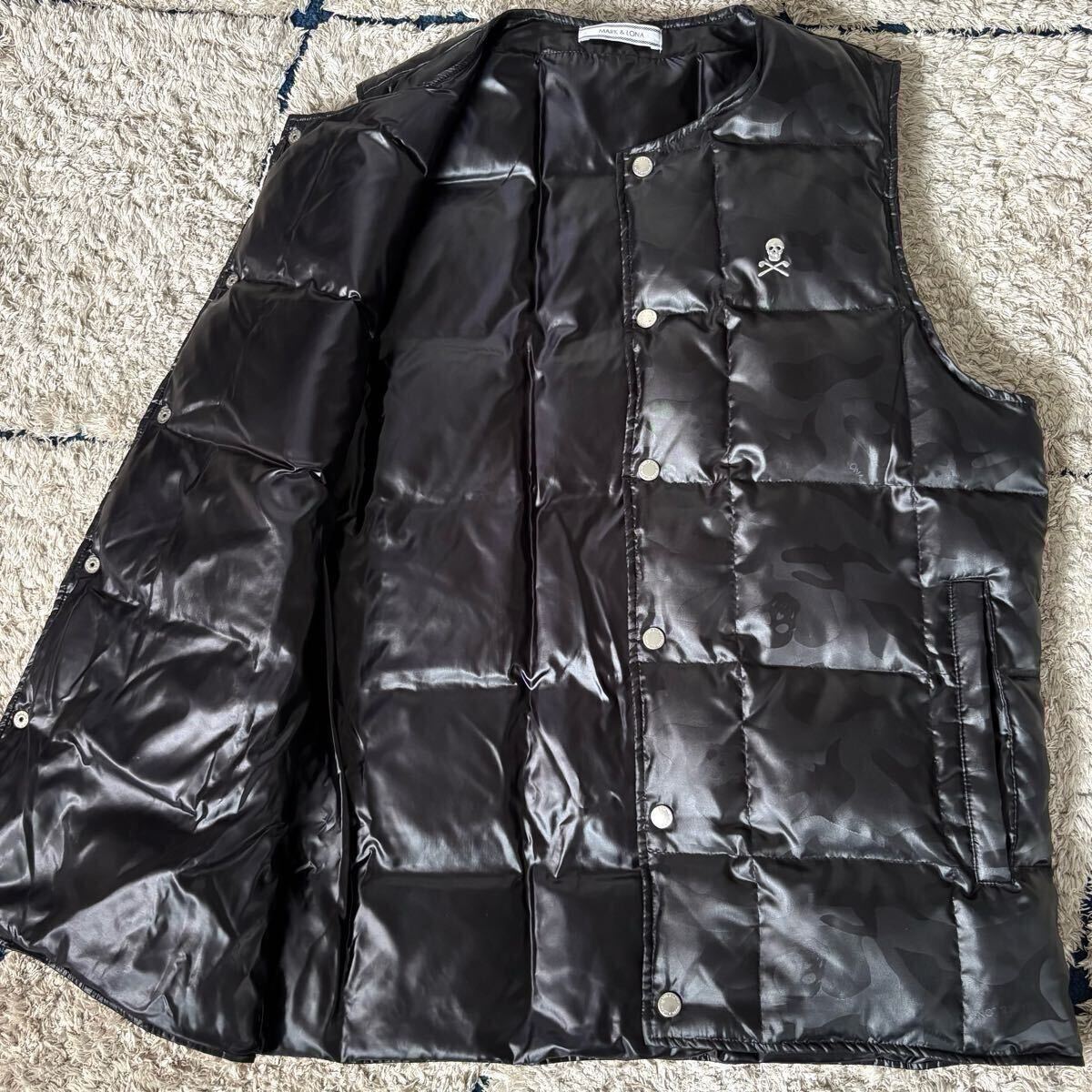 極美品◆Lサイズ!MARK&LONA マークアンドロナ ダウンベスト キルティング 立体ロゴ 総柄 カモフラ 迷彩 金具ロゴ スカル ドクロ ゴルフ 黒拍卖