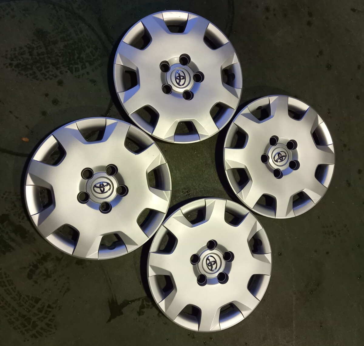 まぁまぁ美品 トヨタ 純正ホイールキャップ 15インチ 1台分 ヴォクシー ノア拍卖