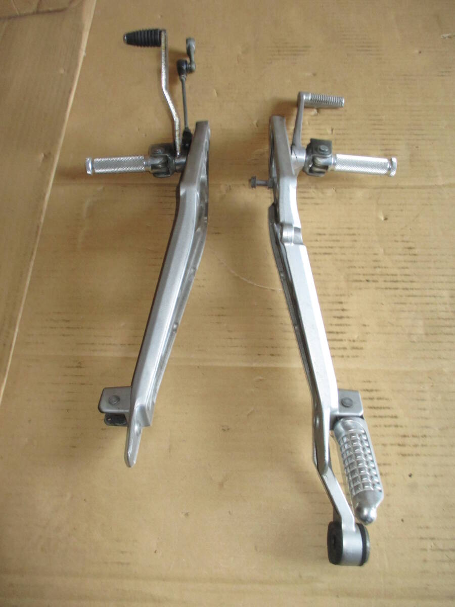 スズキ インパルス400 GK7CA 純正 ステップ ASSY 左右セット 実動車外し 検) GSX400 赤/黒 ヨシムラカラー GK79A イナズマ カタナ拍卖