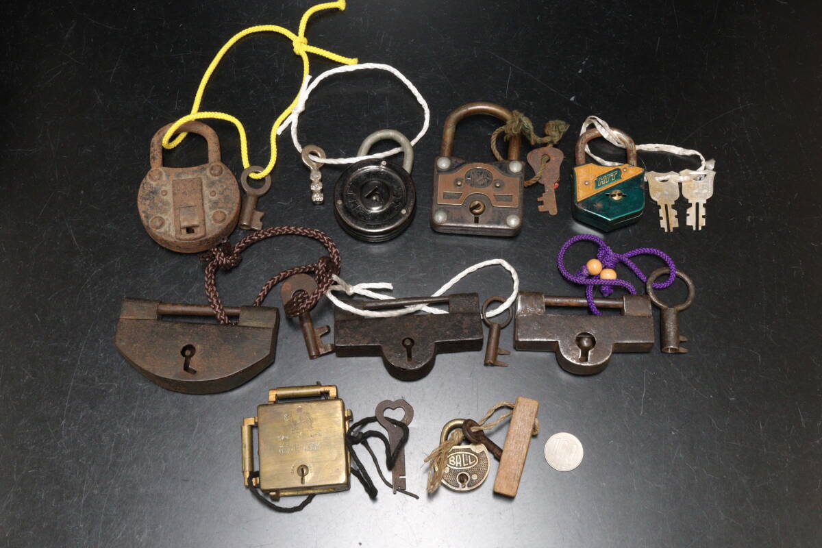 P 古民具 鉄製 古鍵 錠前 和錠 南京錠 9点 紐込み総重量938g拍卖