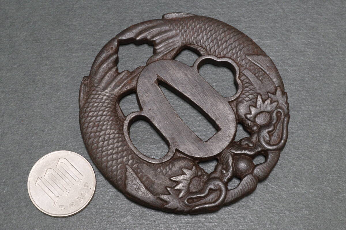 D 時代物 骨董 江戸期 武具 刀装具 鯱鉾図 透かし彫り 鉄地 鍔 鐔 重量107g拍卖