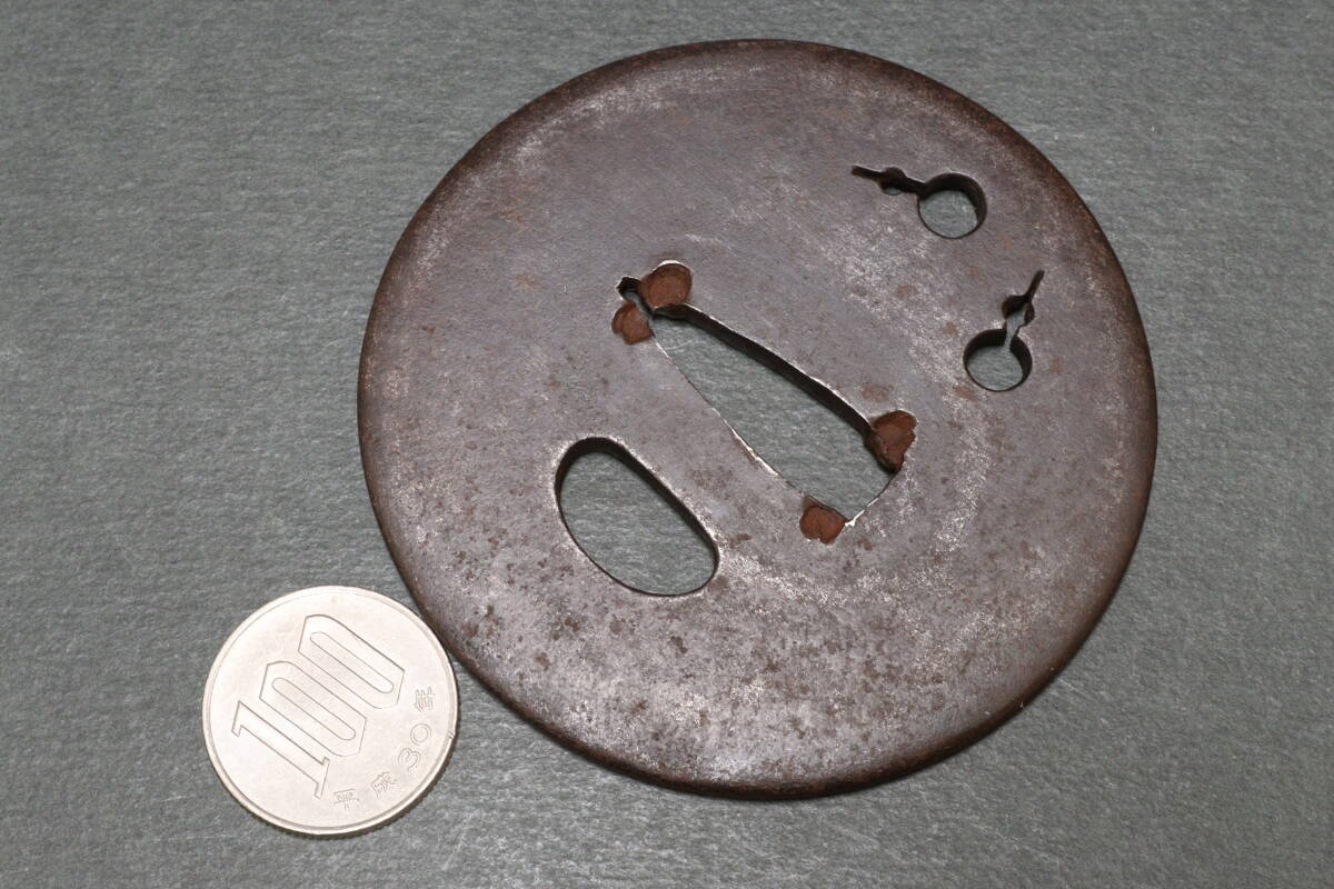 D 時代物 骨董 江戸期 武具 刀装具 瓢箪透かし 丸形 鉄地 鍔 鐔 重量106g拍卖
