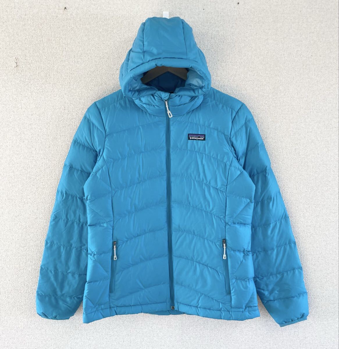 美品 patagonia パタゴニア ダウンジャケット フーデットダウンパーカー 軽量ダウン レディース Sサイズ アウトドア 水色 84905拍卖