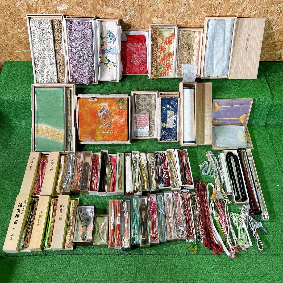 和装小物 帯締め 帛紗 ふくさ 織物 等 まとめ 和服 和装 小物 等 中古品 未使用品混合 箱入り 木箱 現状品拍卖
