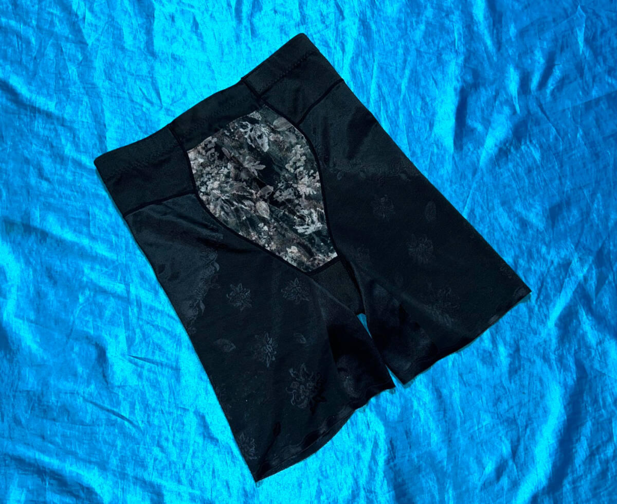 01☆補正*ワコール*Wing*ハミデンヌ ガードル*KQ2795*ロング丈*サイズ76*光沢ブラックに花プリント☆ 拍卖
