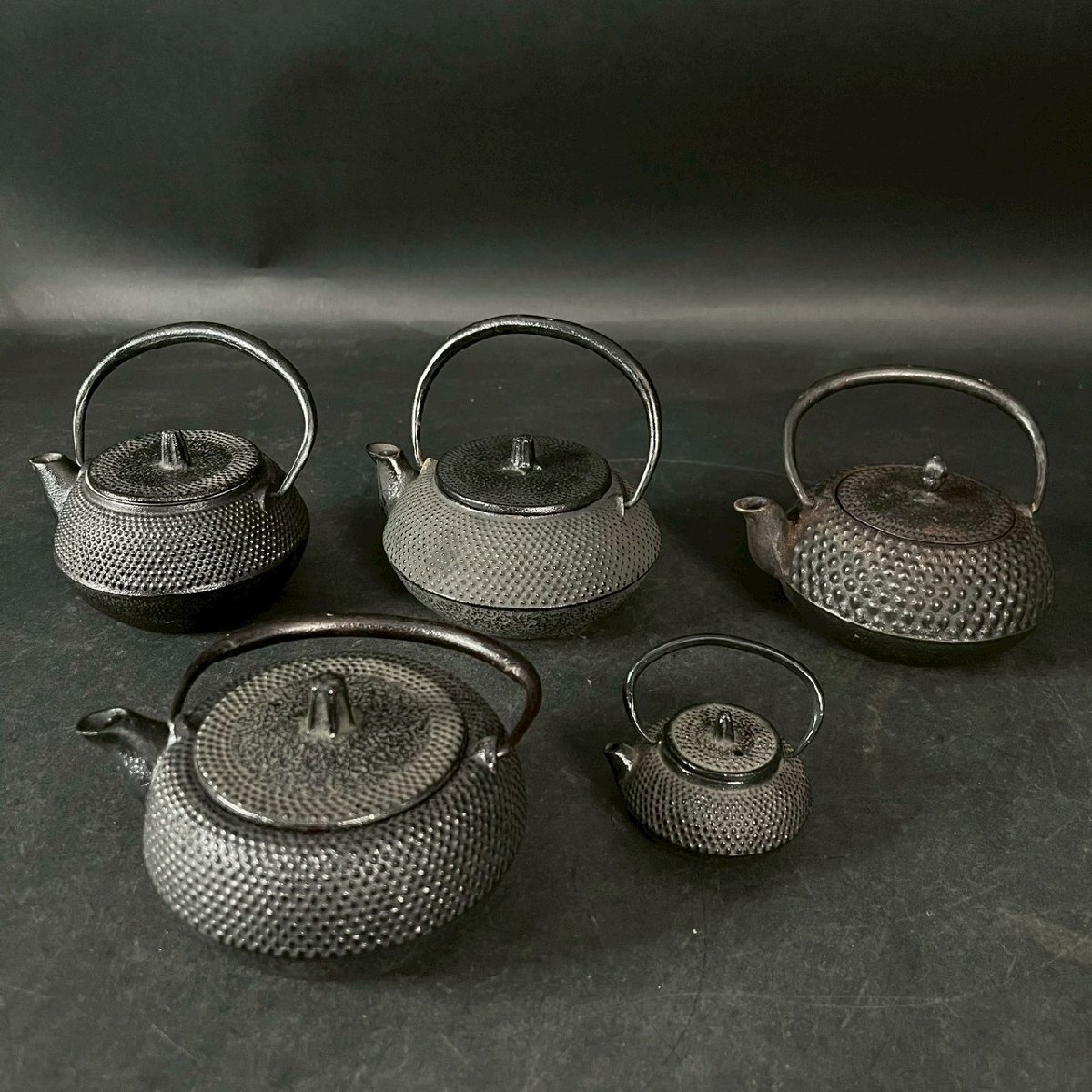 OM1007-1-3 まとめ 南部 鉄瓶 鉄器 鉄製 茶器 急須 茶道具 あられ 伝統 工芸品 古道具 置物 インテリア 最大高さ12㎝ 口径6.5㎝ 80サイズ拍卖