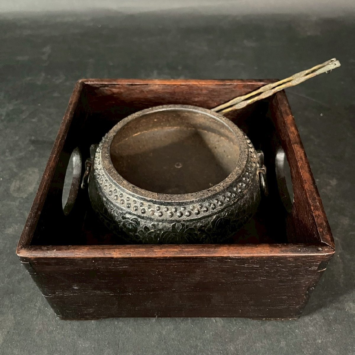 OM1009-20-3 火鉢 灰落とし 木箱 箸 付き 茶道具 茶器 古道具 伝統 工芸 置物 鉢 高さ7㎝ 口径8㎝ 木箱高さ8㎝ 縦横16.5㎝ 80サイズ拍卖