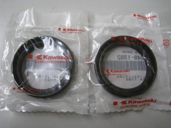 送料無料★新品★ゼファー1100/ZZR1100★純正フロントフォークオイルシール拍卖