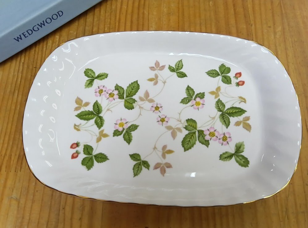 美品☆ウェッジウッド☆ワイルドストロベリー スパイラルトレイ 参考価格:6,600円 長方形 皿 プレート イギリス製 WEDGWOOD ほぼ未使用拍卖