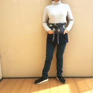 着物素材使用【長めサイズ】1400円沙耶形文風車地に紺地ポケット付きカフェエプロン拍卖