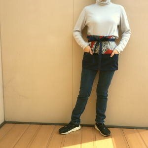 着物素材使用【長めサイズ】1400円!裂取り文に紺地ポケット付きカフェエプロン拍卖