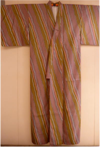 【洗える着物】2000円【おおきめサイズ】渋ローズ色よろけ縞袷小紋 お稽古着拍卖