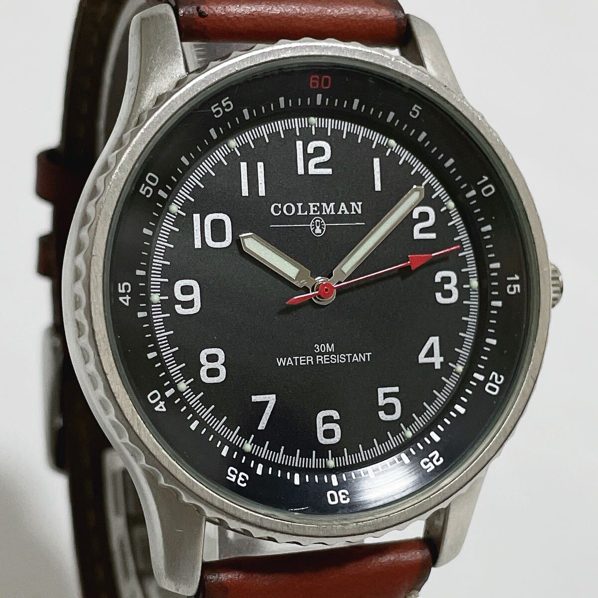 美品 稼働品 COLEMAN コールマン 黒文字盤 40-863 純正レザーベルト アラビア数字インデックス 新品電池交換済み拍卖