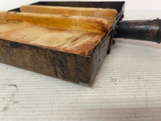 卵焼き 飲食店 リユース品 凸凹 使用感ありです 木の蓋べたつきあり 27㎝×27㎝高さ4cm 柄27㎝ ■銅板 ■20251105№688拍卖