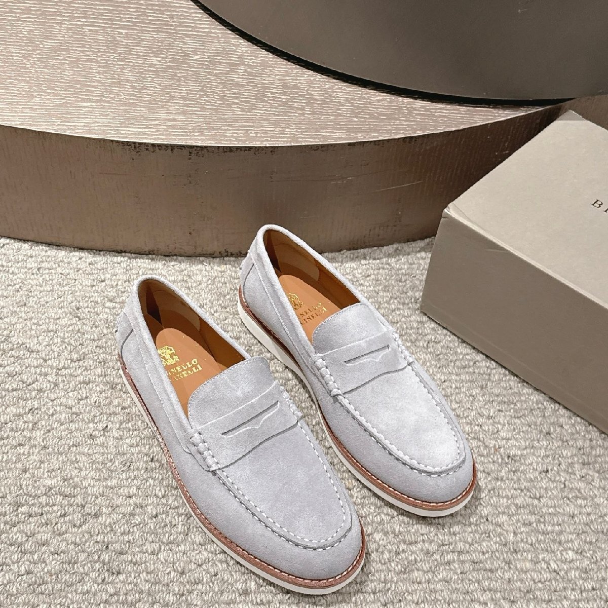 ライトグレー25.5cm ★送料無料★ブルネロクチネリ★メンズスエード ペニーローファー, ホワイトソール, カジュアルシューズ拍卖