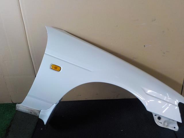 ローレル GC35 右フロントフェンダー QT1/パールホワイト【個人宅宛発送不可】拍卖