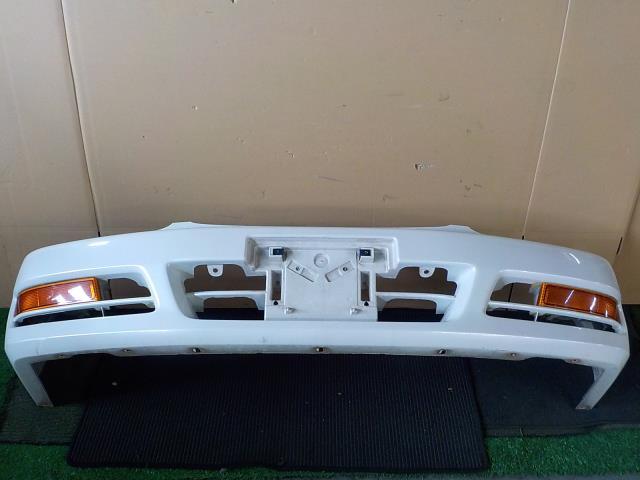 ローレル GC35 メダリスト フロントバンパー QT1/パールホワイト【個人宅宛発送不可】拍卖