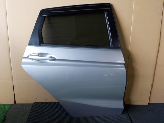 フィット GK3 右リヤドア NH700M/銀【個人宅宛発送不可】拍卖