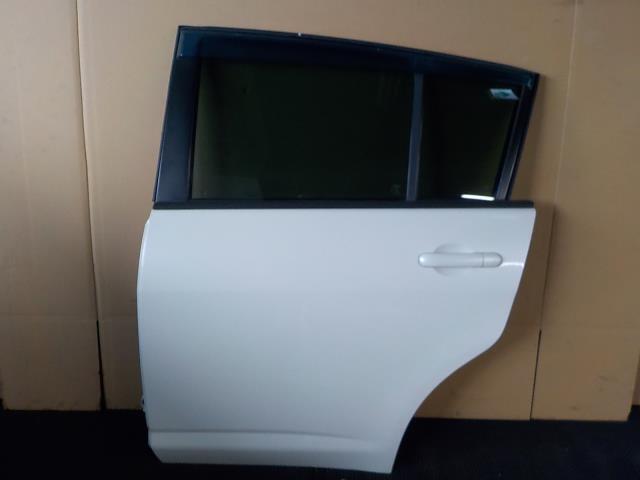 ティーダ C11 左リヤドア QX1/パールホワイト【個人宅宛発送不可】拍卖