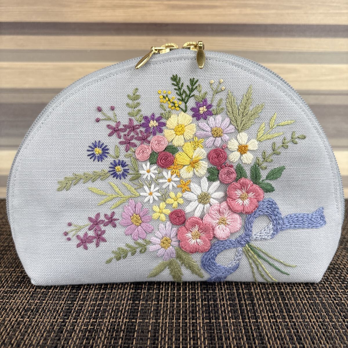 【ハンドメイド】手刺繍 シェルポーチ コスメポーチ ケース拍卖