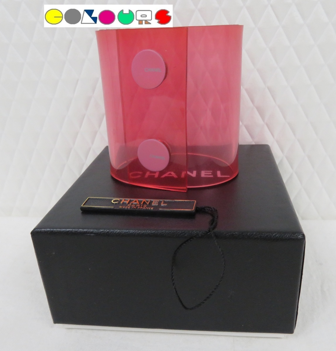 〔COLOURS〕 ヴィンテージ■バングル■ピンク■ビニール×金属素材■00C■ロゴ入りボタン■CHANEL拍卖