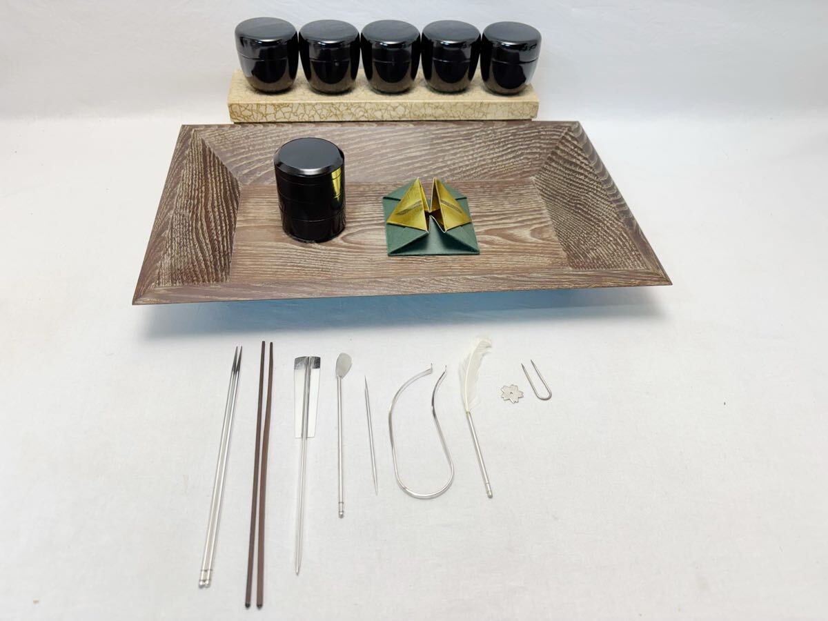 M704794 ほぼ未使用 茶道具 香道具 桑香盆セット 茶歌舞伎棗 5客 重香合 銀葉 銀葉挟み 香箸 灰押 羽根 茶懐石 且座盆 茶器 七事式 紙箱拍卖