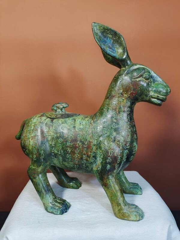 【美の継承】西周青銅器 銘文 典兔尊 双耳酒器 古代青銅礼器 飲酒儀式用 酒具 純銅製 中国古美術 文房置物 収蔵鑑賞用 R07071203拍卖