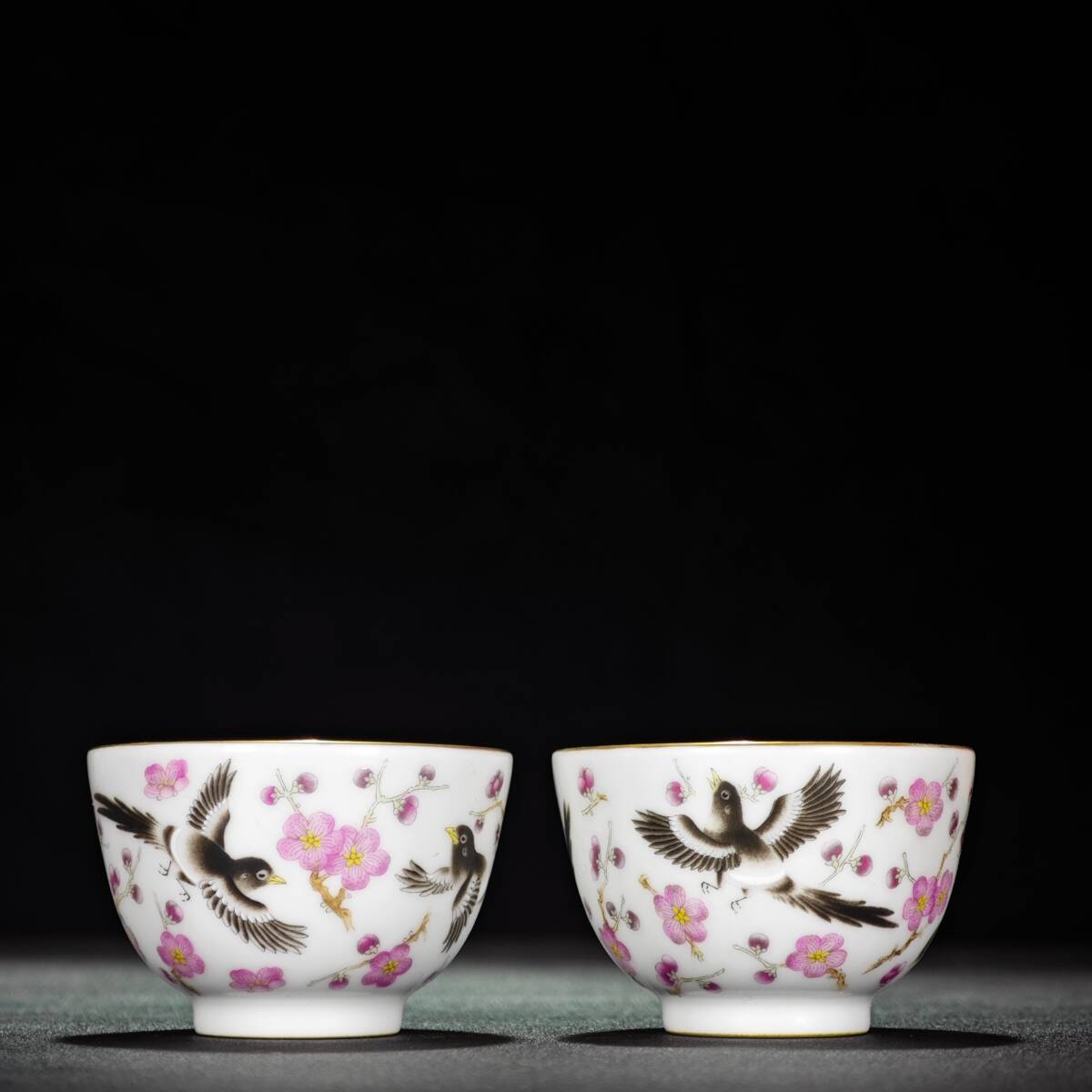 清時代 雍正年製款 古陶磁器 粉彩 杏林春燕絵図 手描 描金 茶具 茶杯 茶道具 文案置物 時代物 骨董品 旧家蔵出し 唐物 中国古美術拍卖