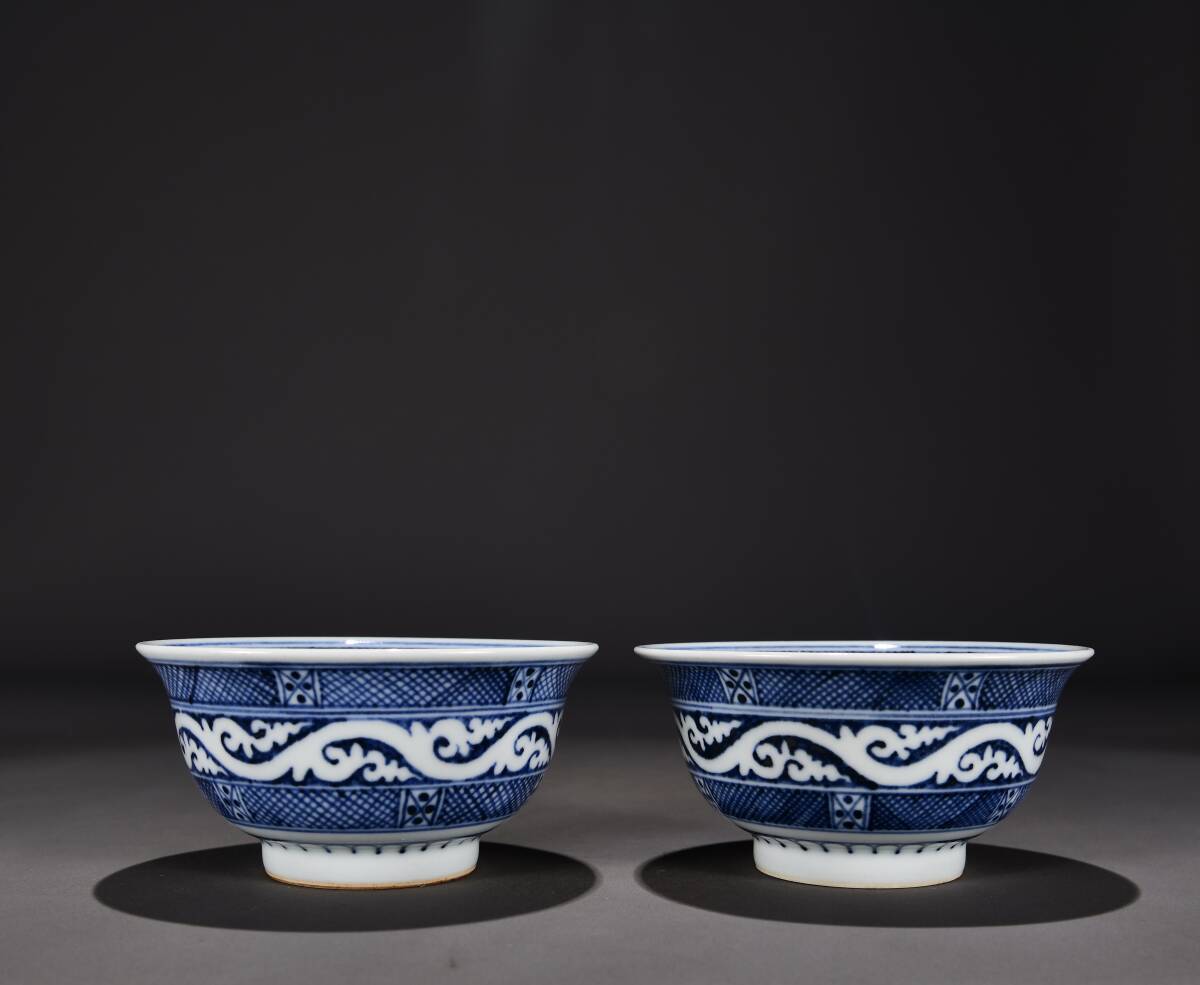 明時代 宣徳年製款 古陶磁器 青花 唐草紋 主人杯 杯子 一対 茶具 茶杯 茶道具 時代物 古董品 骨董 旧家蔵出し 唐物 中国古玩 古美術品拍卖